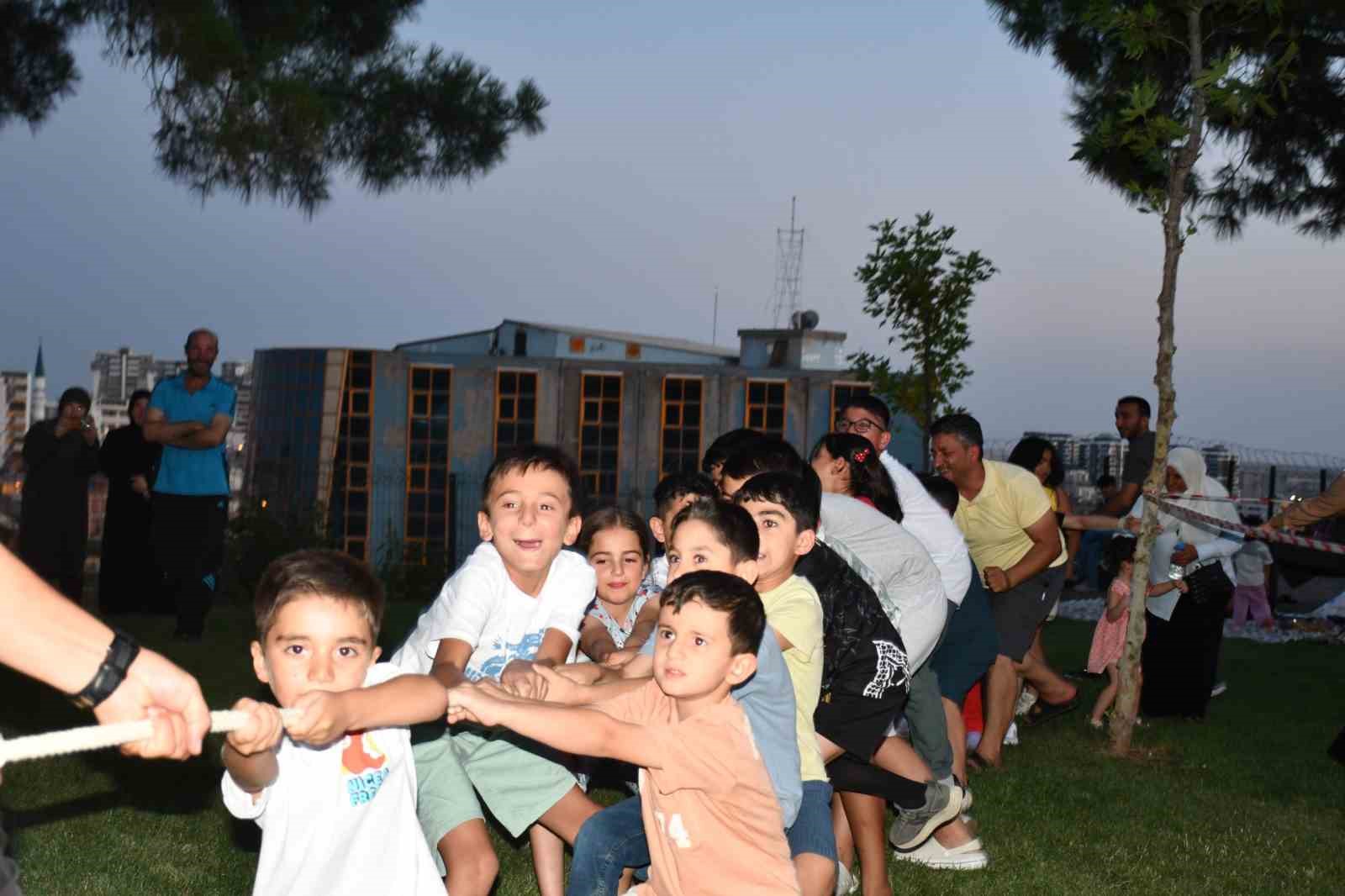 Siverek Kalesi’nde çocuklar ve aileleri karnaval coşkusunda buluştu 8 siverek kalesinde cocuklar ve aileleri karnaval coskusunda bulustu 4 EWBPyrLl