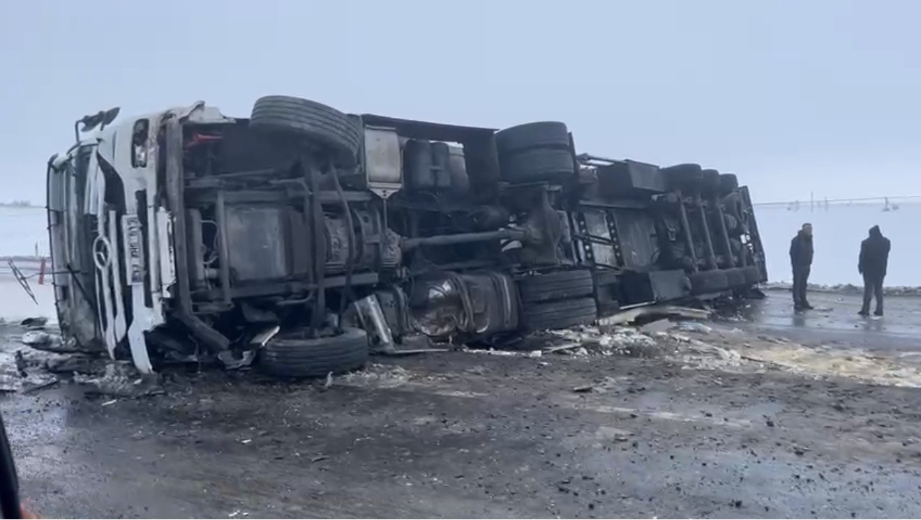 siverek sanliurfa kara yolunda tir devrildi ulasim tek seritten saglaniyor 1 OLU7qYRT
