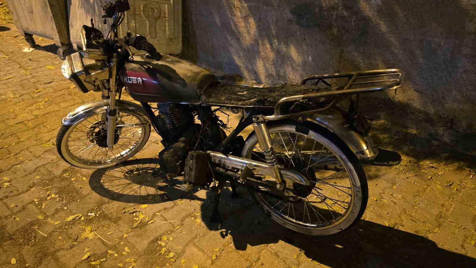 siverekte apartmanin girisine park edilen motosiklet yandi 0 2App19Lm
