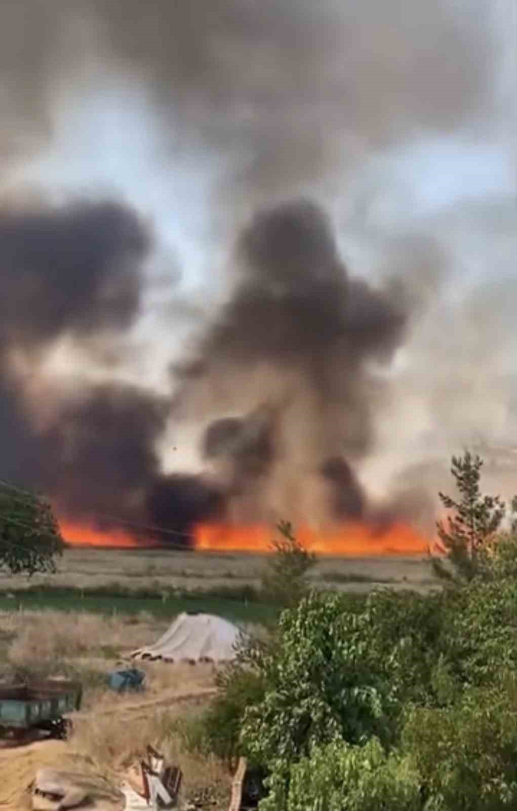 siverekte arazi yangini 1i agir 3 yarali 200 donum ekili alan kule dondu 0 3lAUDdD8