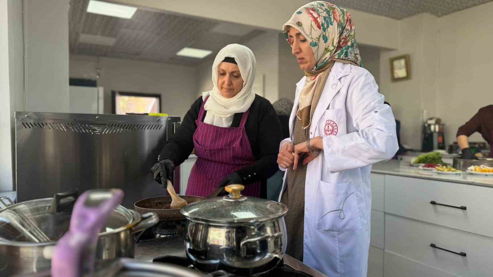 siverekte ascilik kursuna giden kadinlar yoresel yemekler yapip sofralari susluyor 10 XT2Ydd7V