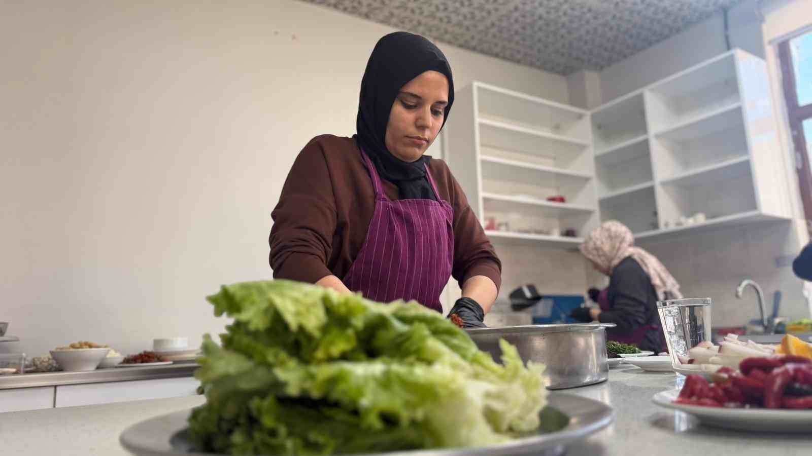 siverekte ascilik kursuna giden kadinlar yoresel yemekler yapip sofralari susluyor 2 yl2aL3Jd