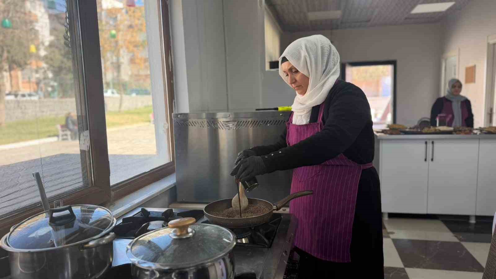 siverekte ascilik kursuna giden kadinlar yoresel yemekler yapip sofralari susluyor 3 AghBRzAq