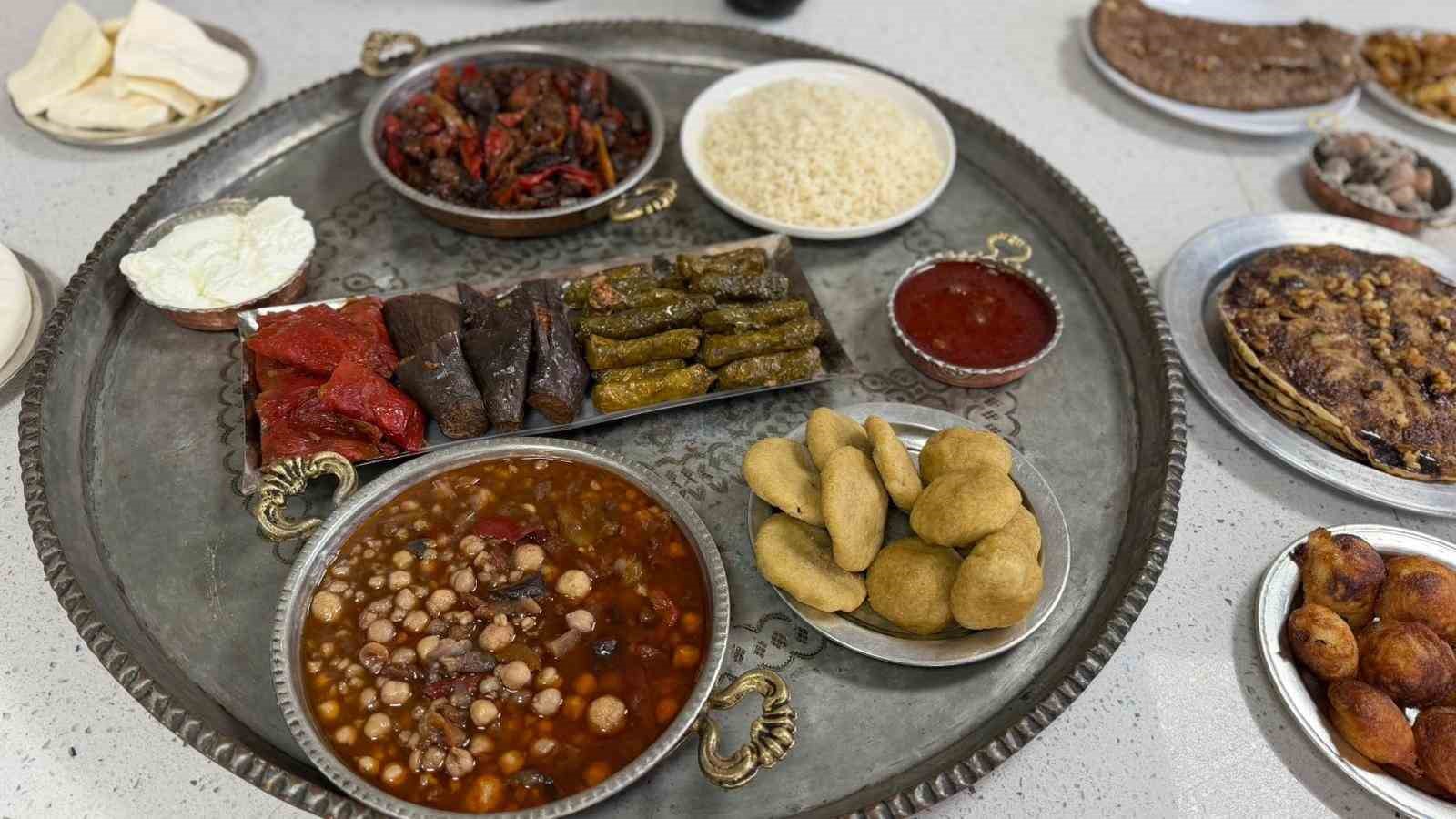 siverekte ascilik kursuna giden kadinlar yoresel yemekler yapip sofralari susluyor 4 5MqekD7K