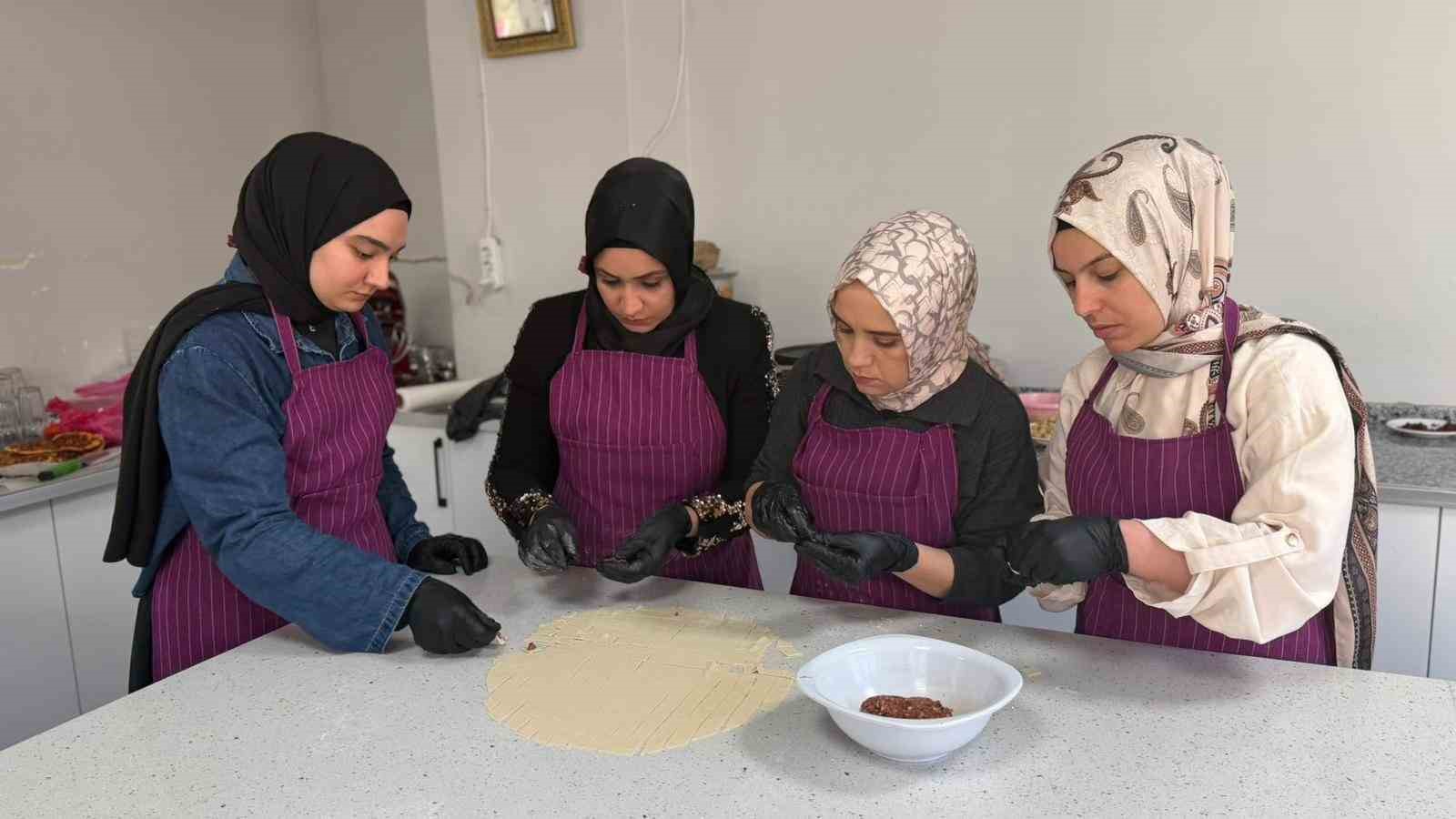siverekte ascilik kursuna giden kadinlar yoresel yemekler yapip sofralari susluyor 7 99QANU3E