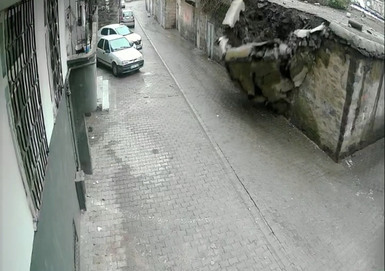 siverekte duvar coktu 2 cocuk saniyelerle kurtuldu 2 ymE1AU8g