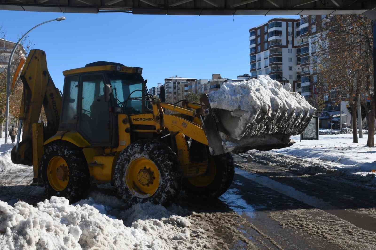 siverekte kar kutleleri kamyonlarla sehir disina tasiniyor 2 5DAId32M