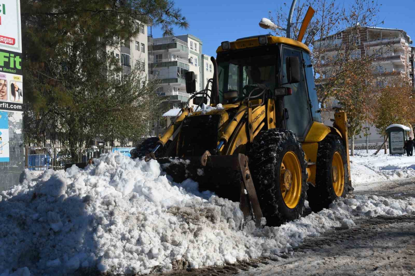 siverekte kar kutleleri kamyonlarla sehir disina tasiniyor 3 weeOMALn