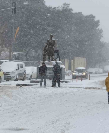 siverekte-kar-yagisi-hayati-felc-etti-kazalar-pes-pese-geldi-9NtWQQSS.jpg