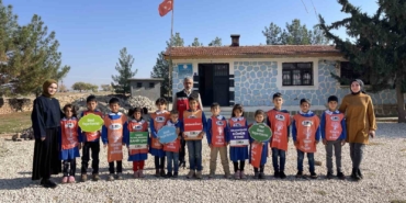 siverekte-koy-okulu-ogrencilerine-agac-sevgisi-ve-cevre-bilinci-egitimi-21mqptbR.jpg