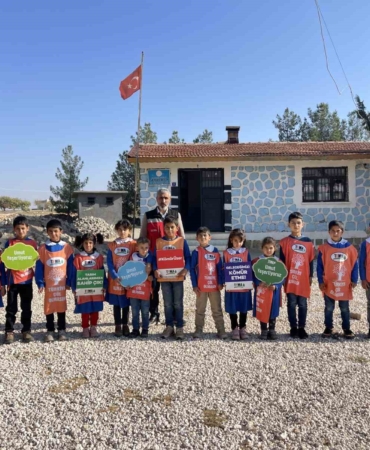 siverekte-koy-okulu-ogrencilerine-agac-sevgisi-ve-cevre-bilinci-egitimi-21mqptbR.jpg