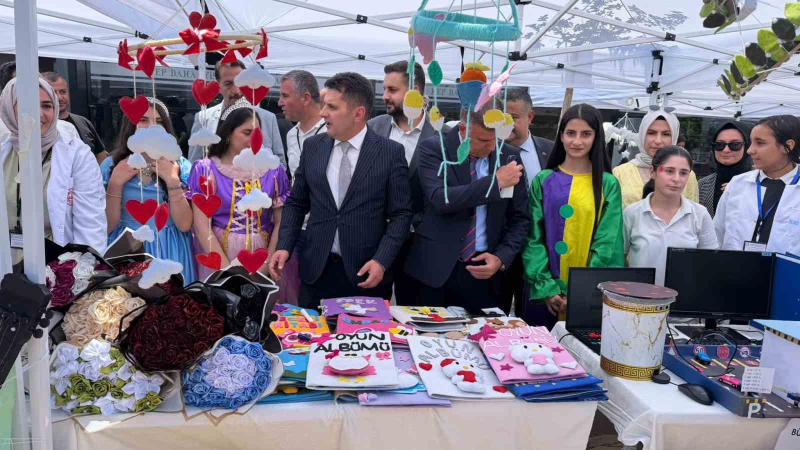 Siverek’te "Maarifin Kalbinde Marifetli Gençlik" fuarı açıldı 4 siverekte maarifin kalbinde marifetli genclik fuari acildi 0 14TlldMh