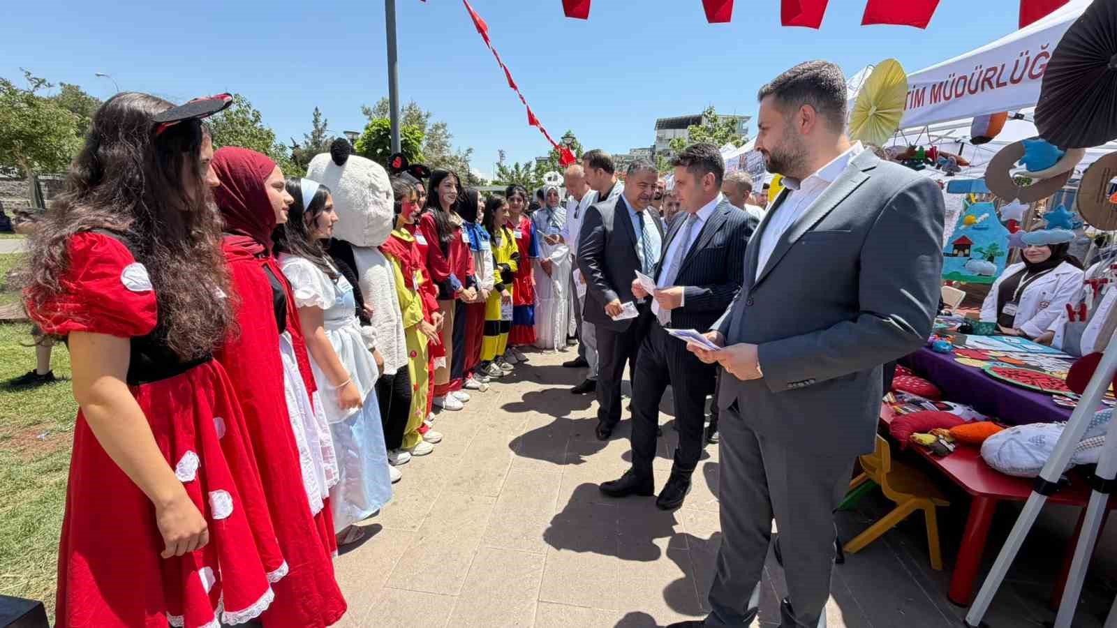 Siverek’te "Maarifin Kalbinde Marifetli Gençlik" fuarı açıldı 8 siverekte maarifin kalbinde marifetli genclik fuari acildi 4 AicVpeEp