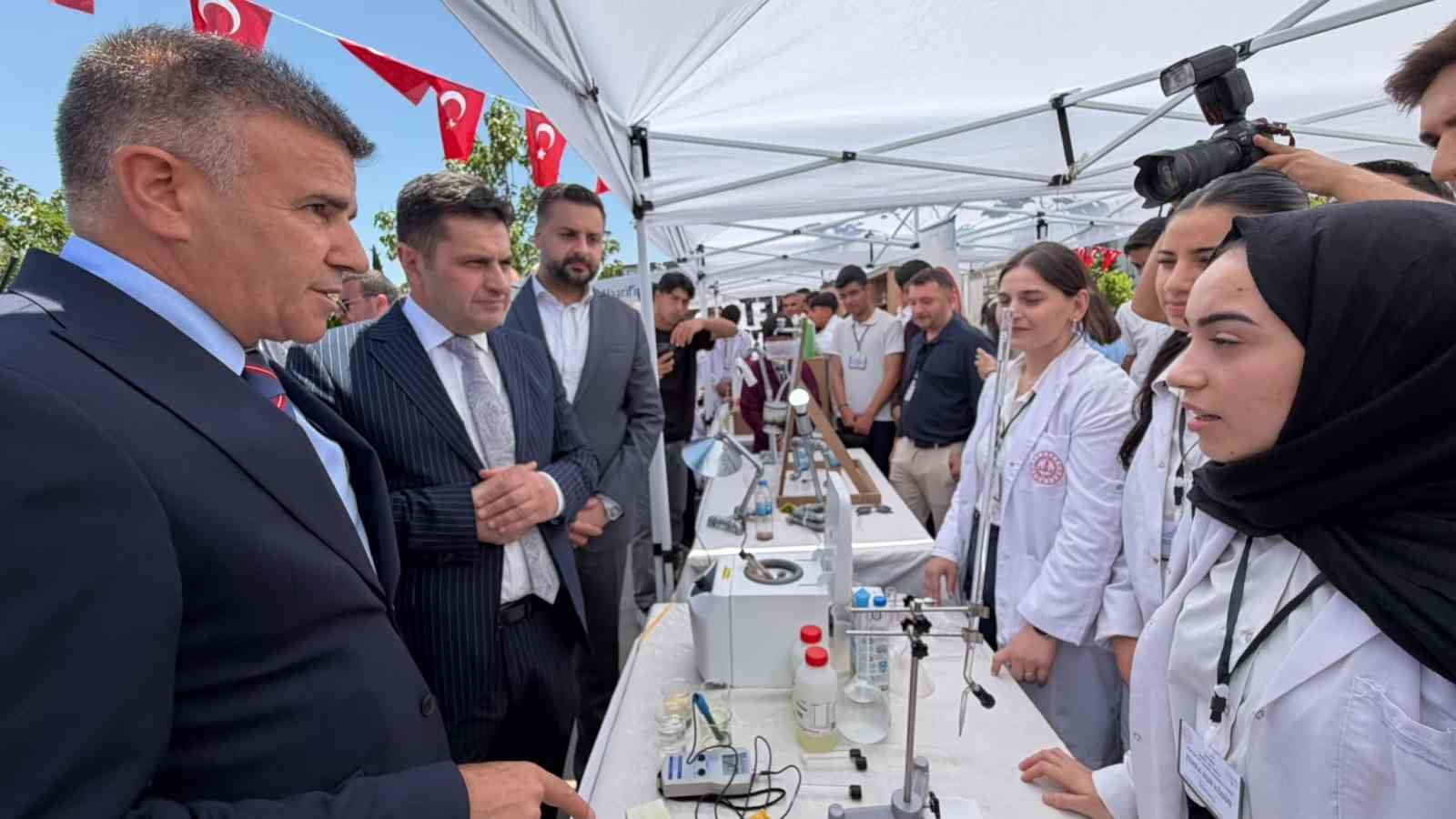 Siverek’te "Maarifin Kalbinde Marifetli Gençlik" fuarı açıldı 9 siverekte maarifin kalbinde marifetli genclik fuari acildi 5 XEiJ8lYB