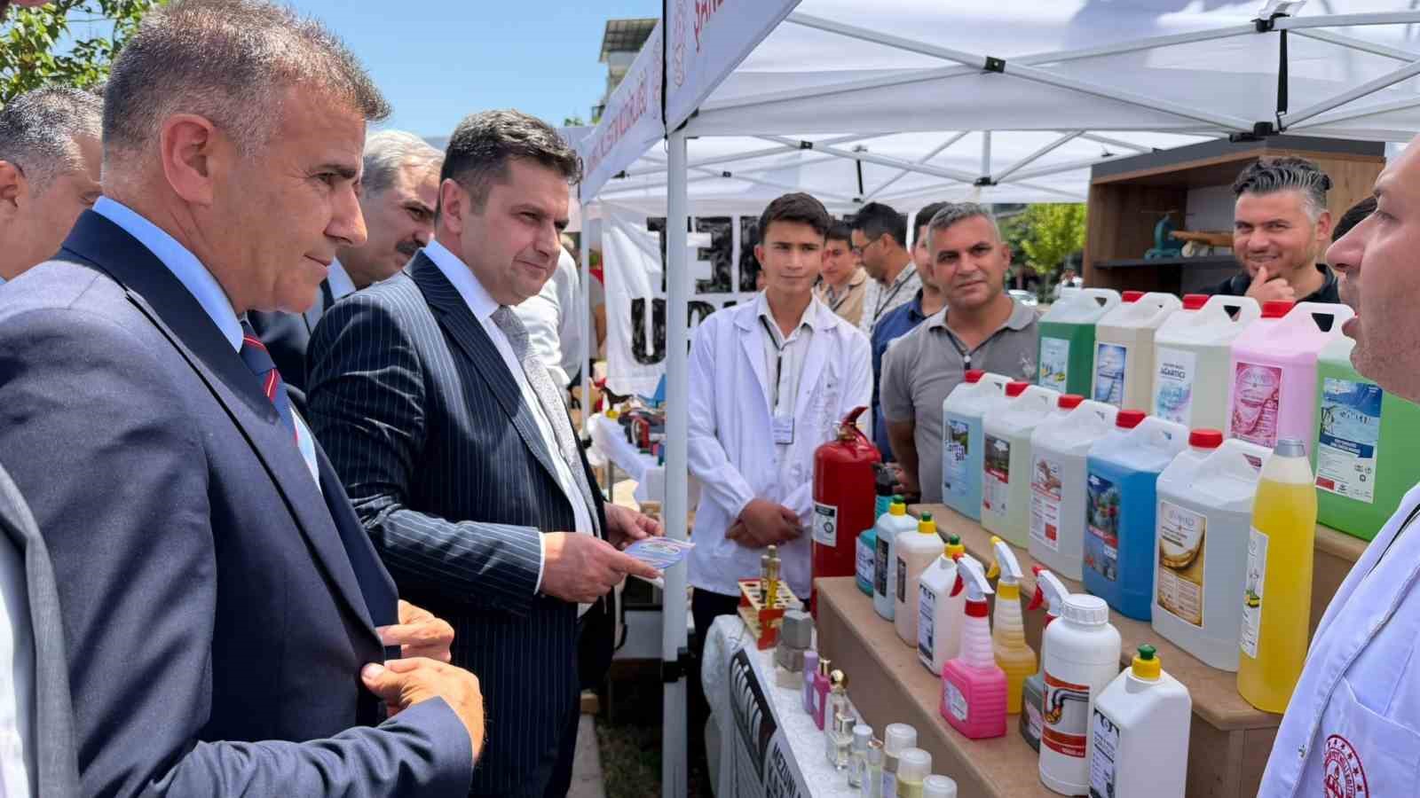Siverek’te "Maarifin Kalbinde Marifetli Gençlik" fuarı açıldı 10 siverekte maarifin kalbinde marifetli genclik fuari acildi 6 aTwXwkhW