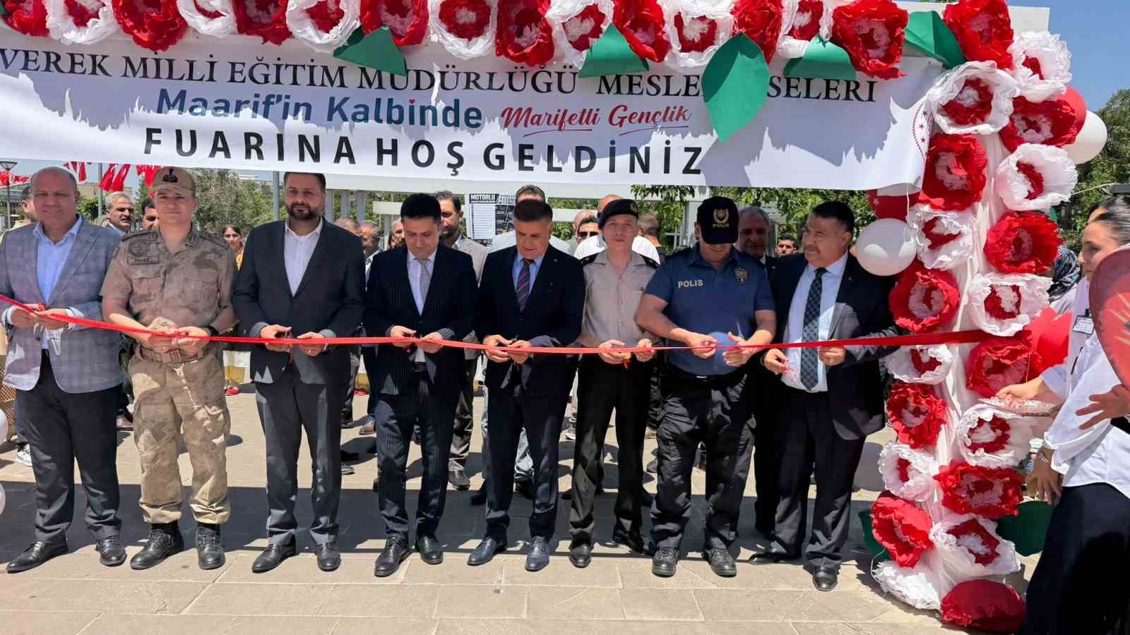 Siverek’te "Maarifin Kalbinde Marifetli Gençlik" fuarı açıldı 12 siverekte maarifin kalbinde marifetli genclik fuari acildi 8 E8YzCum4