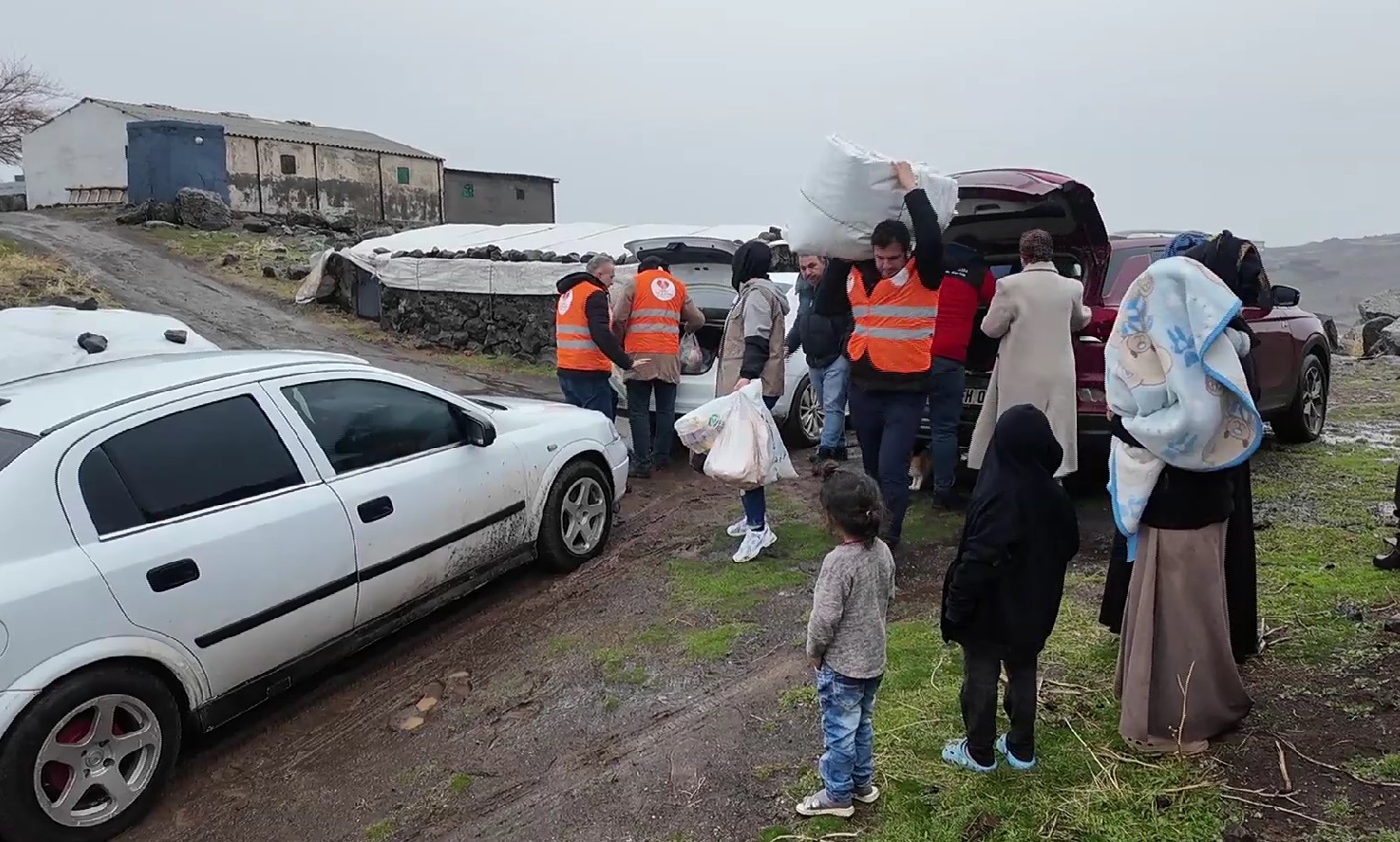 Siverek’te mağdur aileye hayırseverlerden destek 6 siverekte magdur aileye hayirseverlerden destek 2 ZcHOTAGj