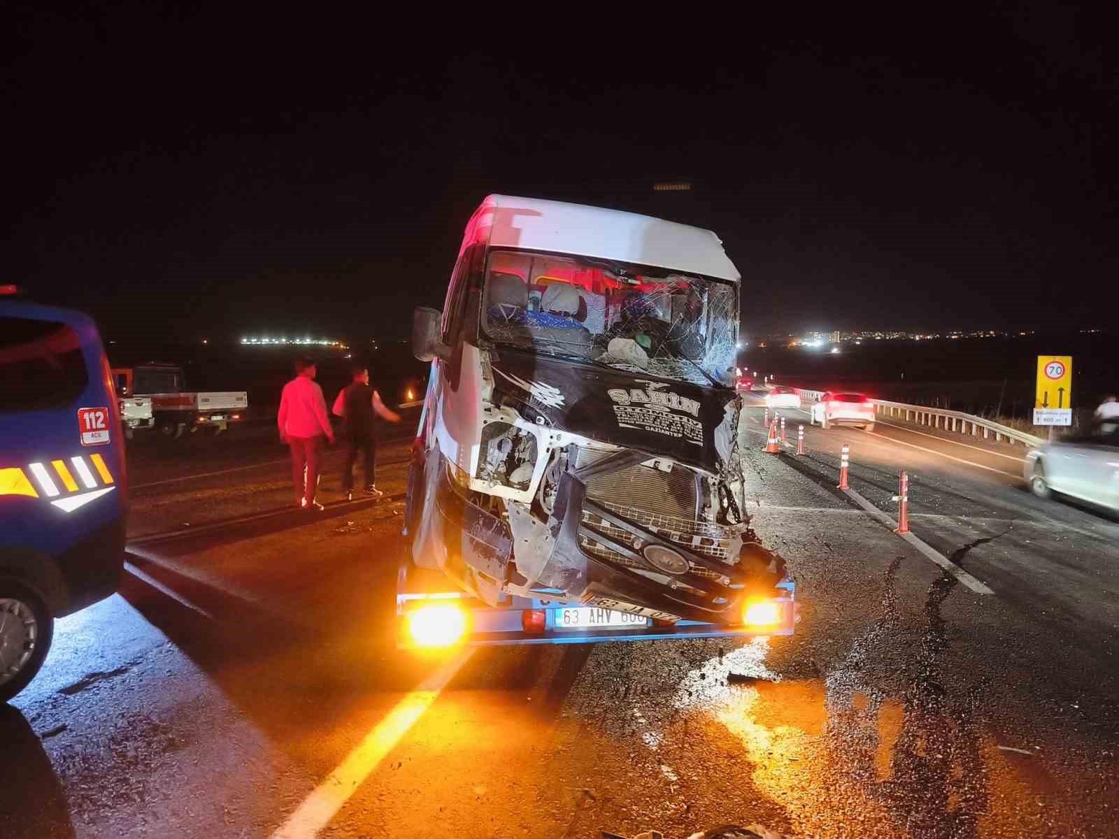 siverekte minibus ile arazoz carpisti 8 yarali 1 NhCwhbuj
