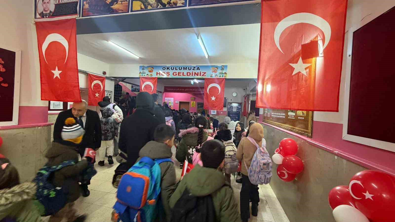 siverekte okullar bayrak sevgisi temasiyla acildi 1 9kfryDns