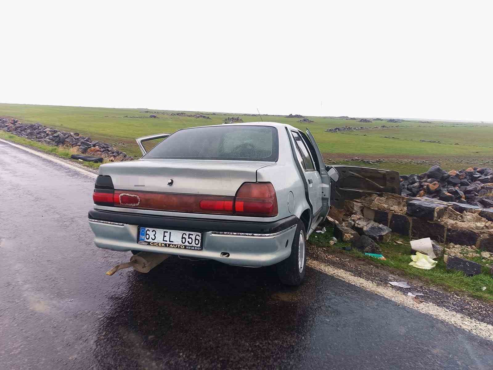 siverekte otomobil kopru duvarina carpti 5 yarali 0 MjIQEZCR