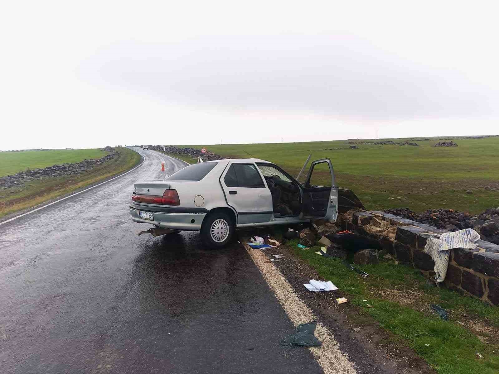 siverekte otomobil kopru duvarina carpti 5 yarali 1 HKIrer2d