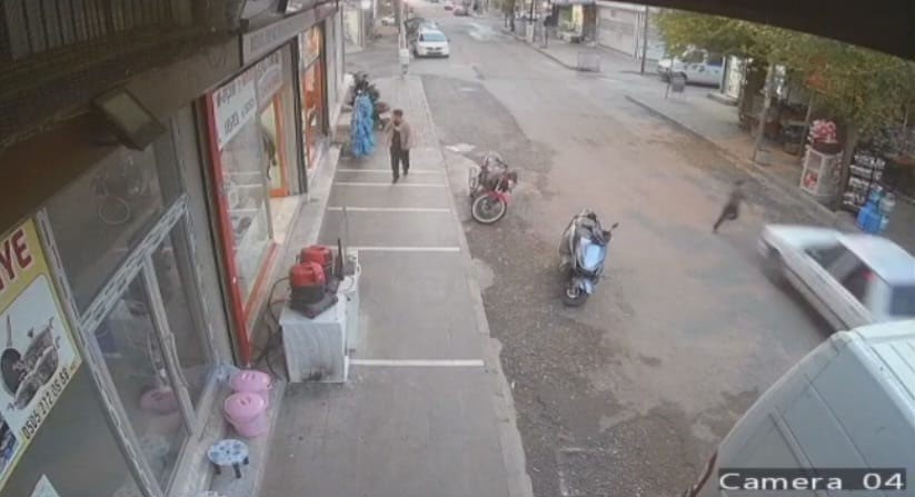 siverekte otomobilin carptigi cocuk ayaga kalkarak kacti 0