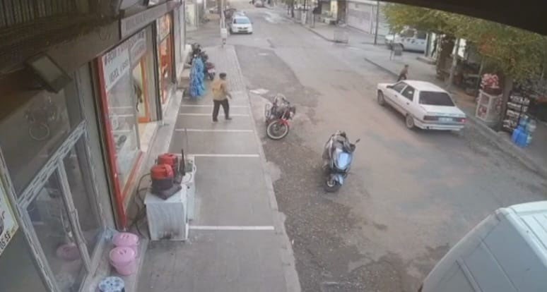 siverekte otomobilin carptigi cocuk ayaga kalkarak kacti 1 OpJptw5L
