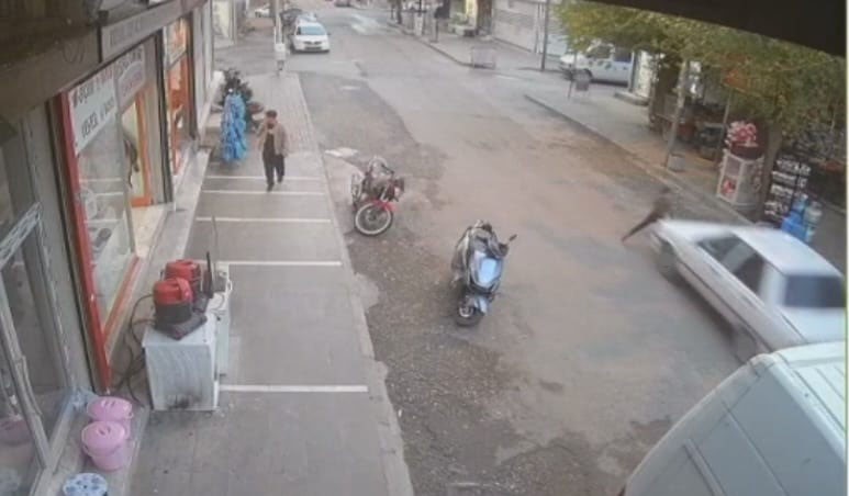 siverekte otomobilin carptigi cocuk ayaga kalkarak kacti 2