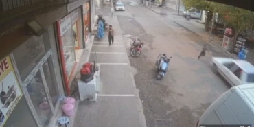 siverekte-otomobilin-carptigi-cocuk-ayaga-kalkarak-kacti-Z4QdYBKc.jpg