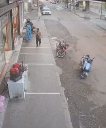 siverekte-otomobilin-carptigi-cocuk-ayaga-kalkarak-kacti-Z4QdYBKc.jpg