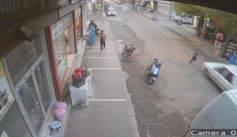 siverekte-otomobilin-carptigi-cocuk-ayaga-kalkarak-kacti-Z4QdYBKc.jpg