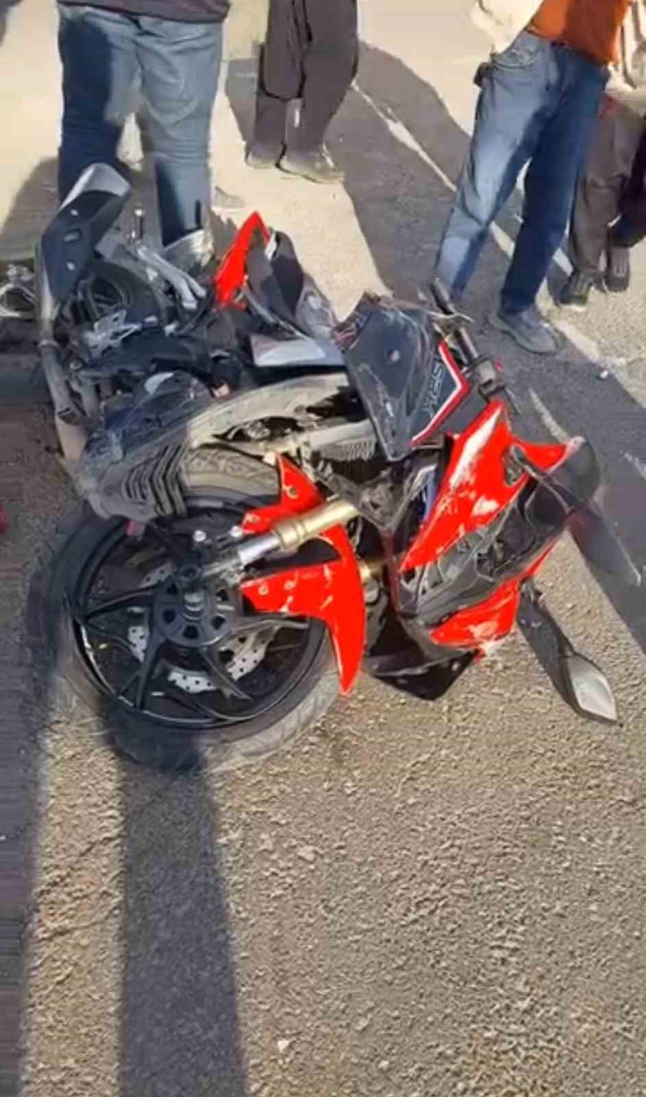siverekte otomobille carpisan genc motosikletli hayatini kaybetti 0 eyTsADGs