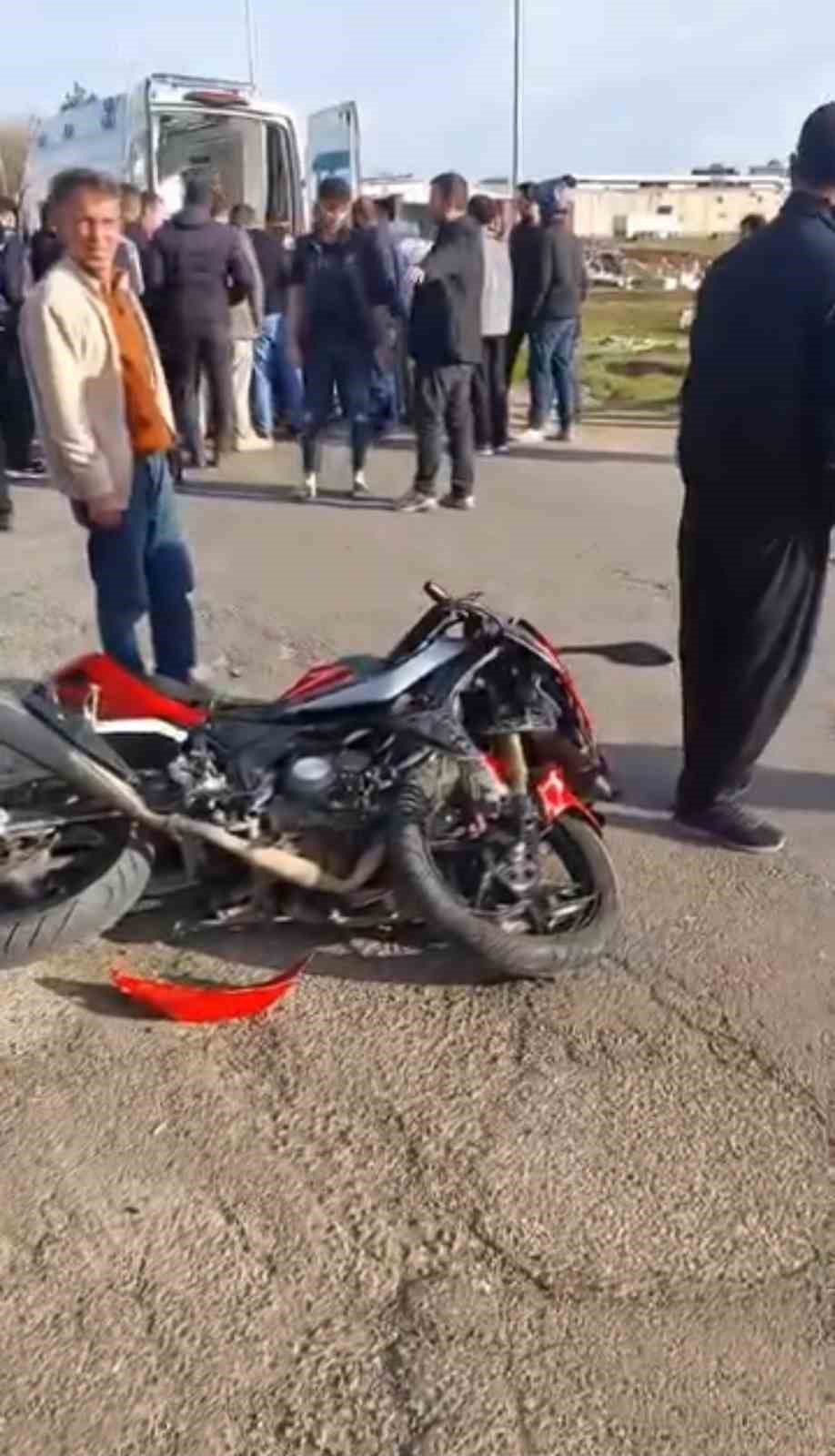 siverekte otomobille carpisan genc motosikletli hayatini kaybetti 2 N1Cz1CLr