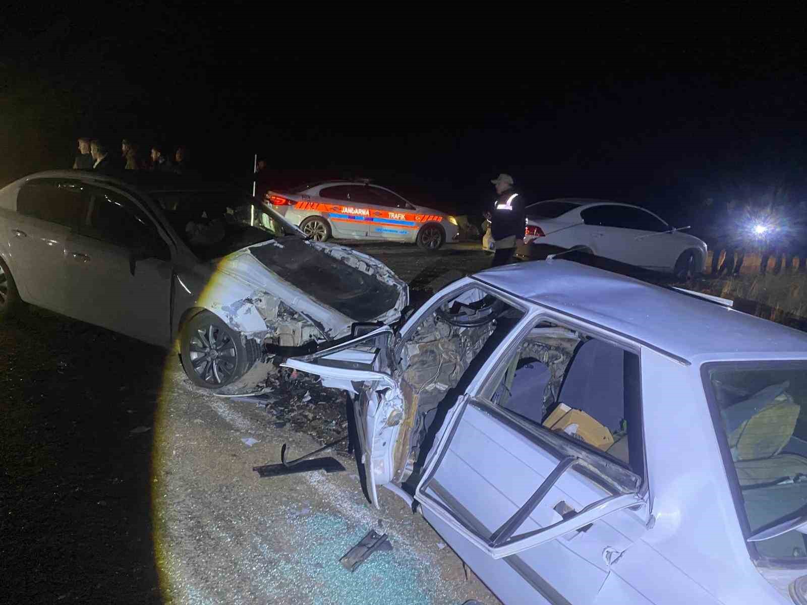 siverekte otomobiller kafa kafaya carpisti 2si agir 7 yarali 0 GBU5f9Yy