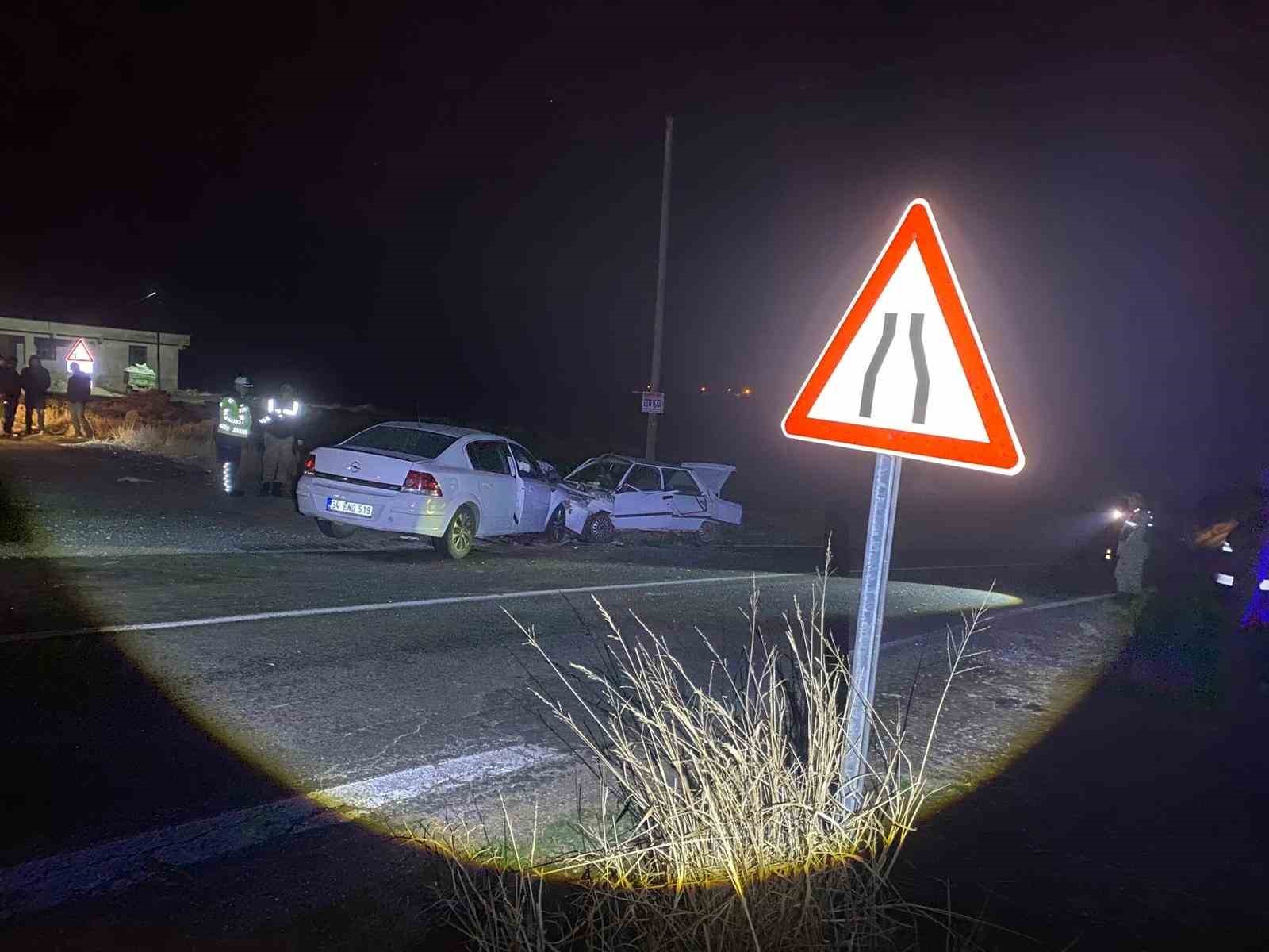 siverekte otomobiller kafa kafaya carpisti 2si agir 7 yarali 1 UUrOXtVM