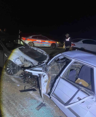 siverekte-otomobiller-kafa-kafaya-carpisti-2si-agir-7-yarali-SSBaLYbC.jpg