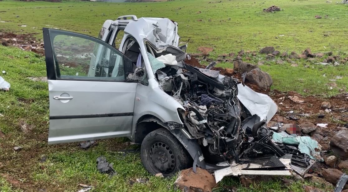 siverekte tir ile hafif ticaret araci carpisti 2 olu 1 yarali 1