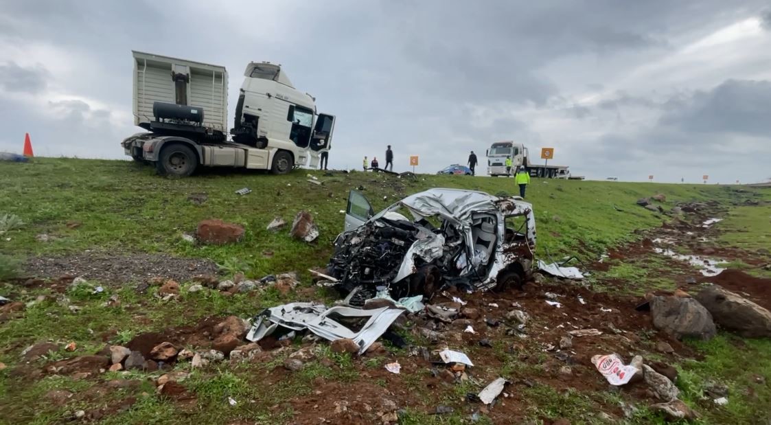 siverekte tir ile hafif ticaret araci carpisti 2 olu 1 yarali 2 NNjr5JHf