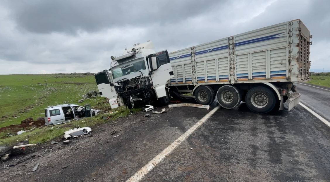 siverekte tir ile hafif ticaret araci carpisti 2 olu 1 yarali 3 3Is5eZpk