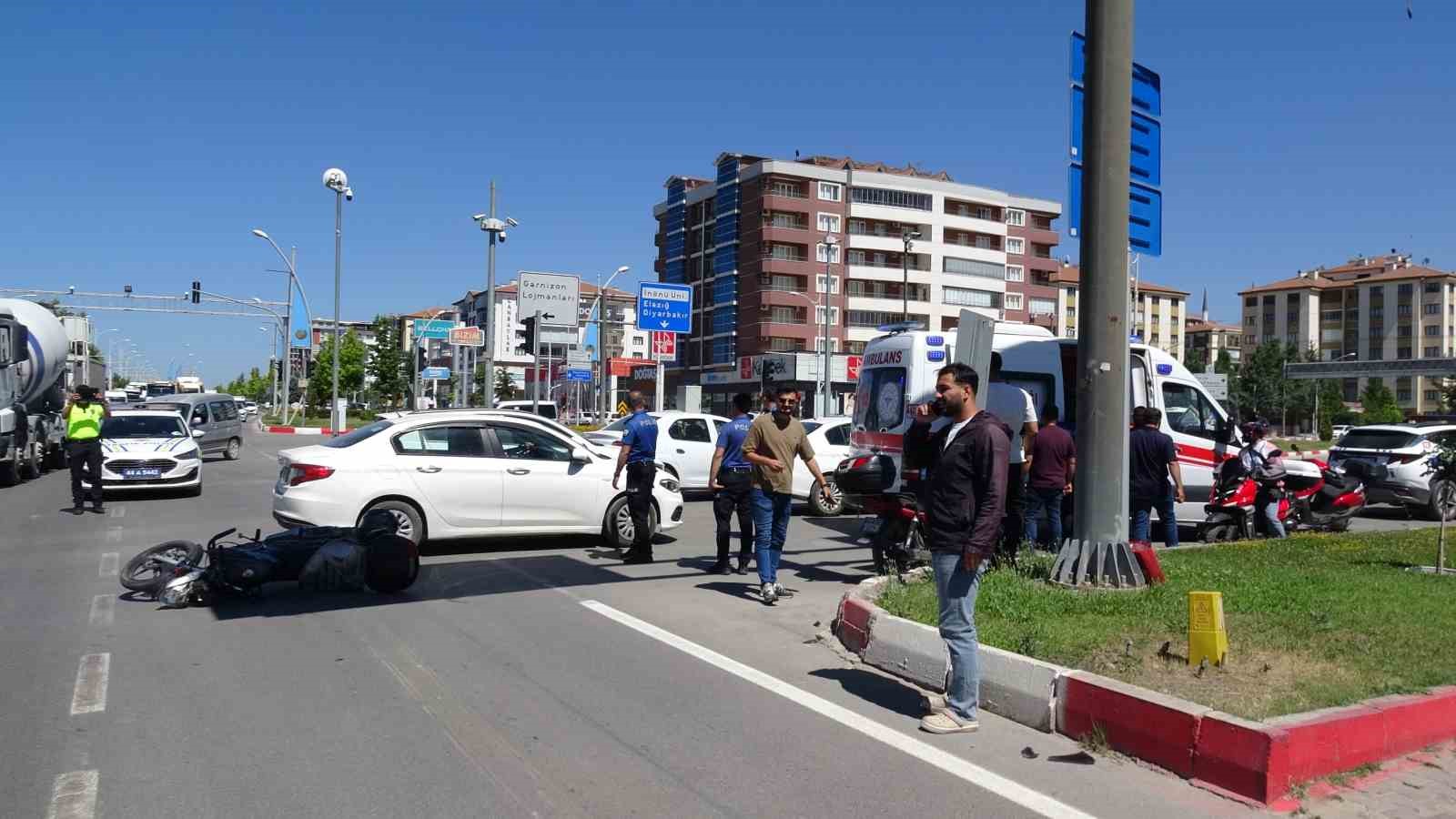 sivil polis araci ile motosiklet carpisti 1 yarali 0 NkvBR8uc