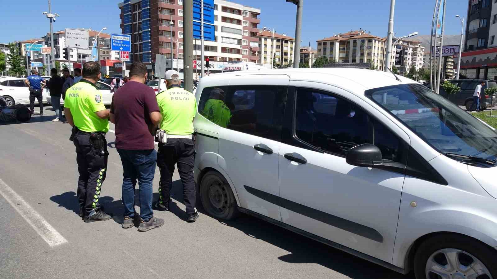 sivil polis araci ile motosiklet carpisti 1 yarali 2 Z1PTpZ29