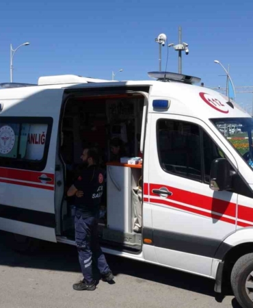 sivil-polis-araci-ile-motosiklet-carpisti-1-yarali-gOaPXdgP.jpg