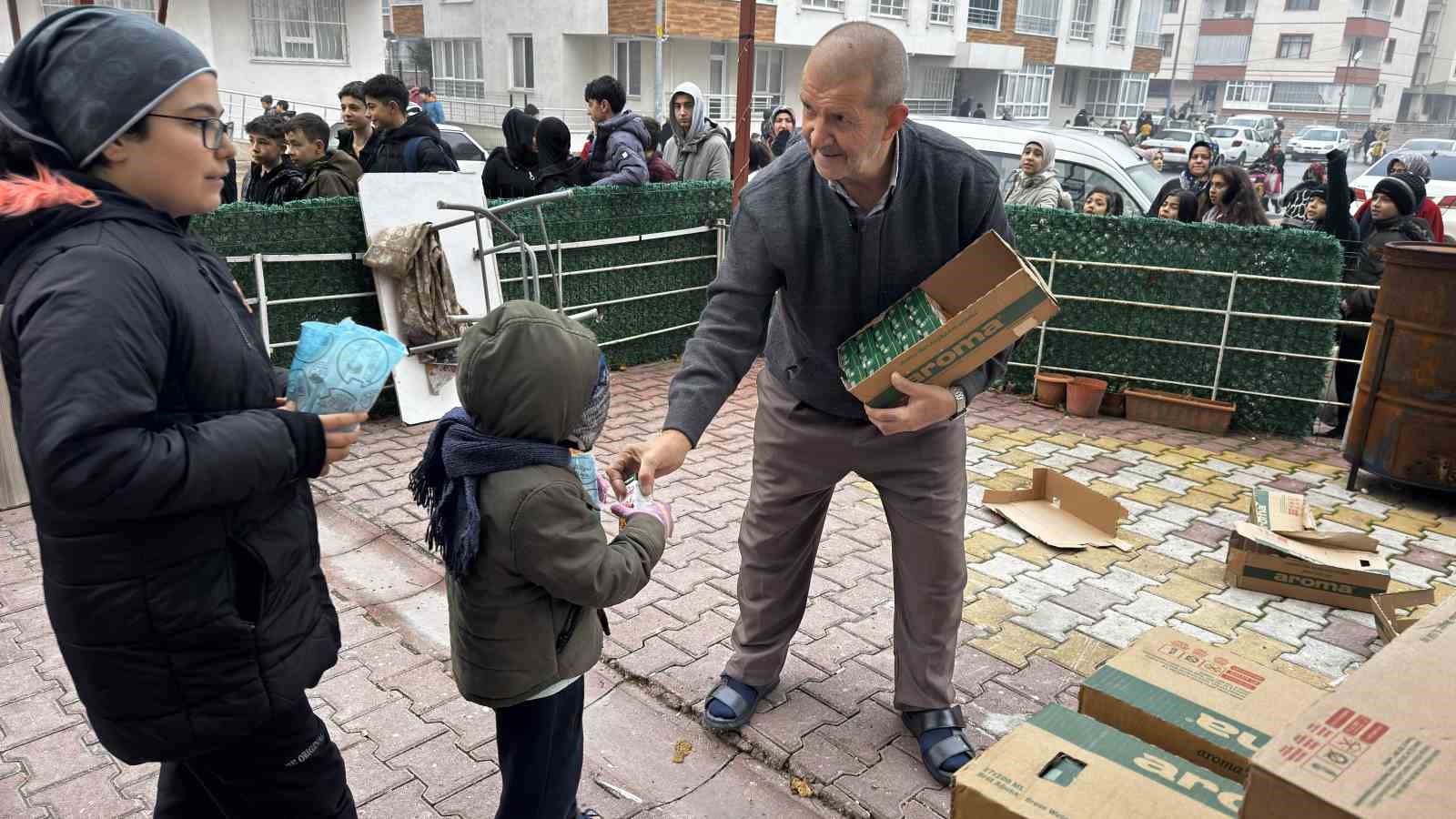 sivlilik diye gelen cocuklara tantuni ikram ettiler 1 QSETKFBN