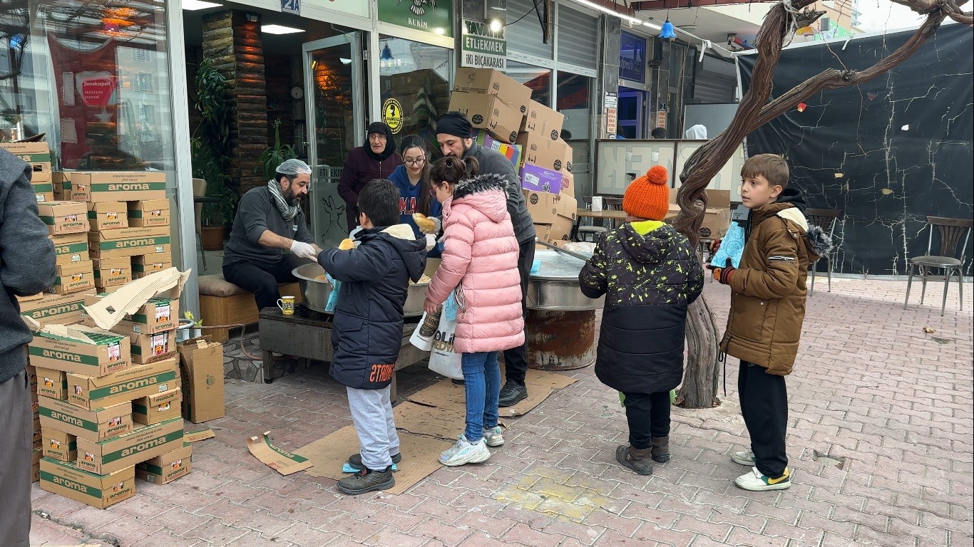 sivlilik diye gelen cocuklara tantuni ikram ettiler 2 6cHbq4Bi