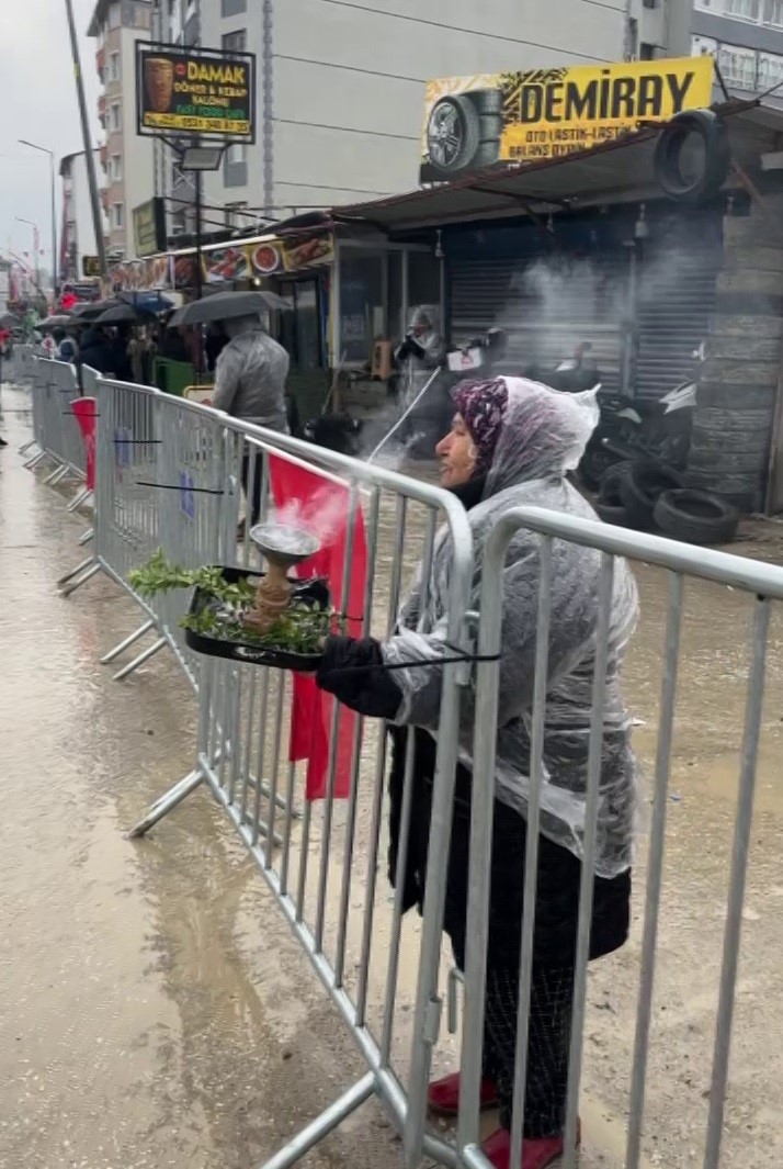 slogan atmak isterken kendini yakan kadin abla yaniyorsun uyarisina aldiris etmedi 0