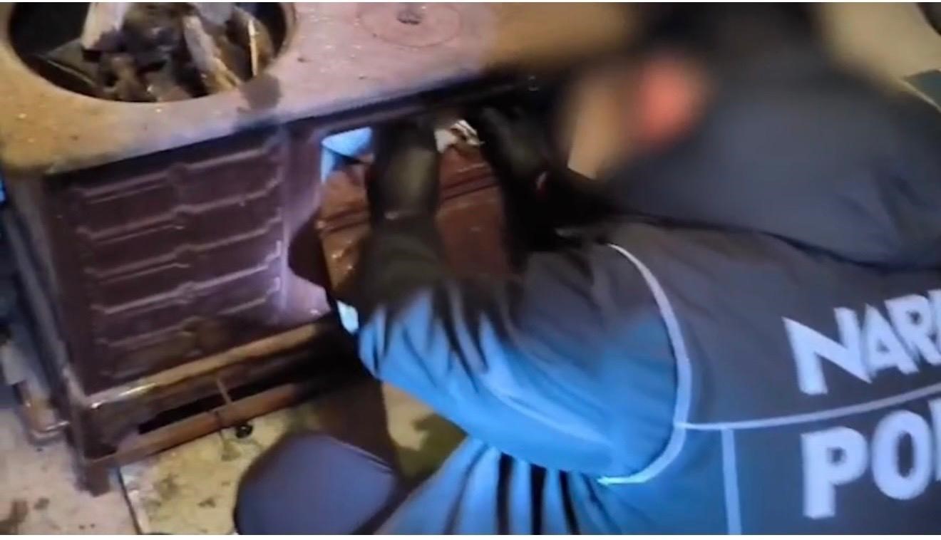 sobaya gizlenmis 638 adet sentetik hap ele gecirildi 1 tutuklama 2 sniSpTXM
