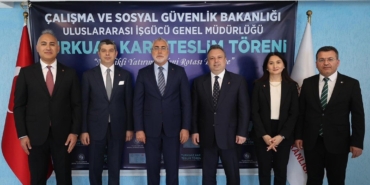 socar-turkiye-yoneticilerine-turkuaz-kart-takdim-edildi-MakeELTA.jpg