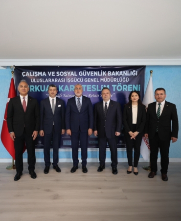 socar-turkiye-yoneticilerine-turkuaz-kart-takdim-edildi-MakeELTA.jpg