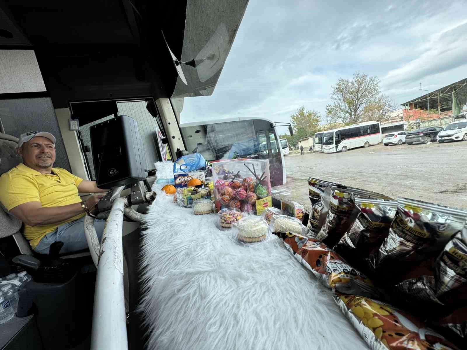 sofor minibuse binen yolcularina meyve ve sekerleme ikram ediyor 1 bpb3GdnE