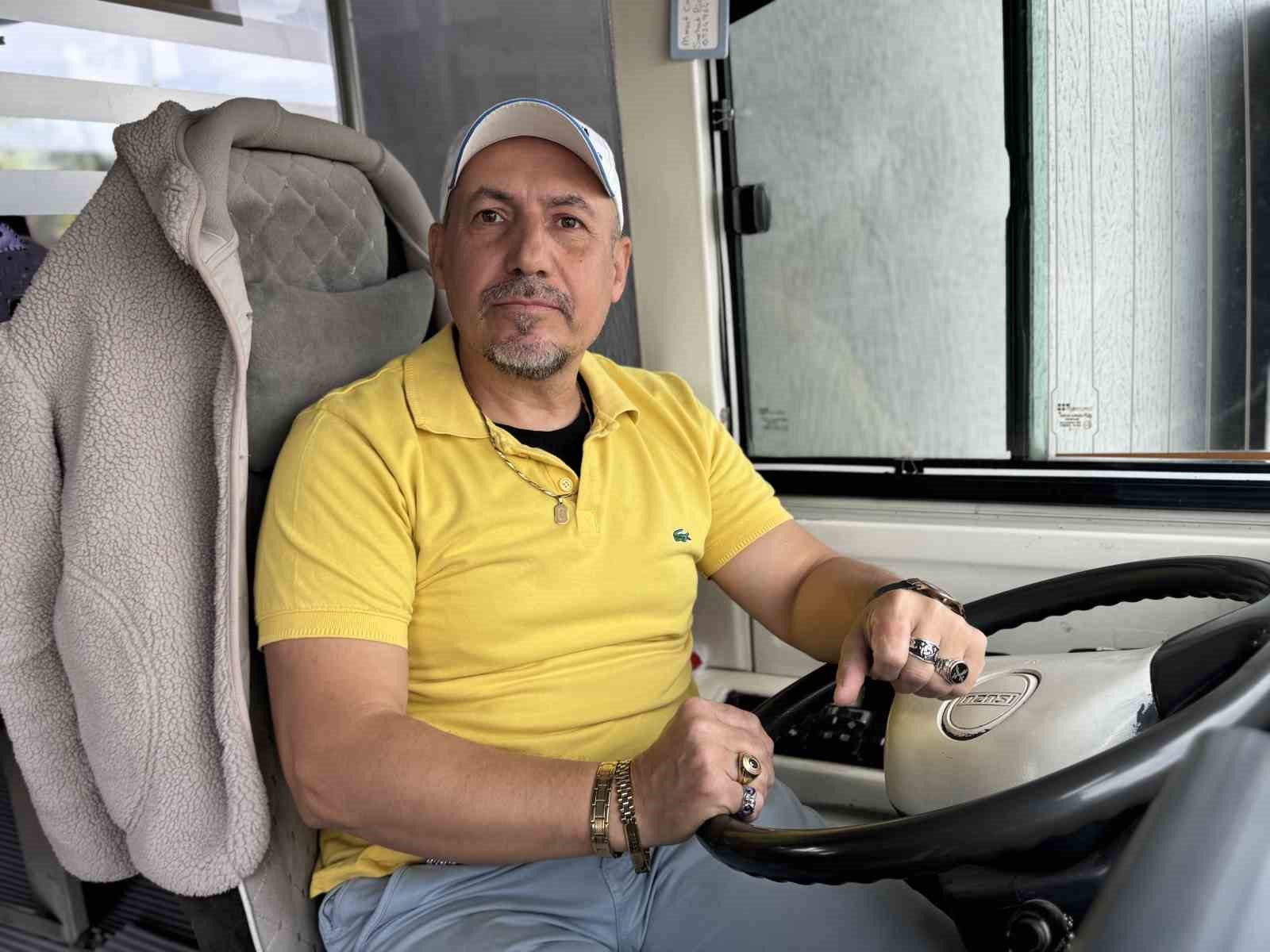 sofor minibuse binen yolcularina meyve ve sekerleme ikram ediyor 2 mhZPy2XY